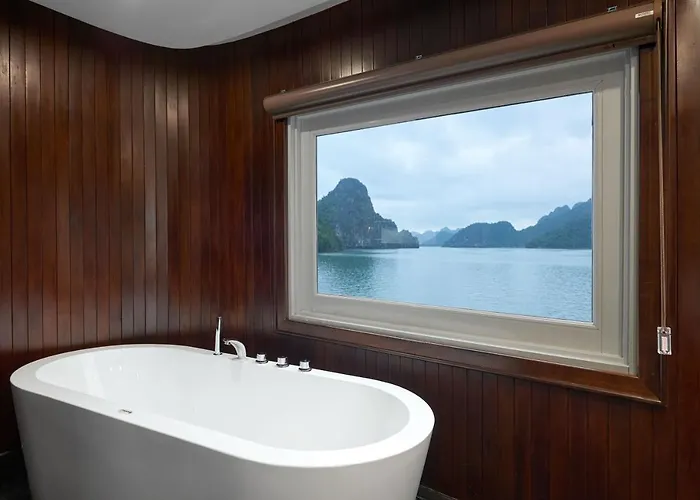 Paradise Grand Cruise - Lan Ha Bay Hạ Long