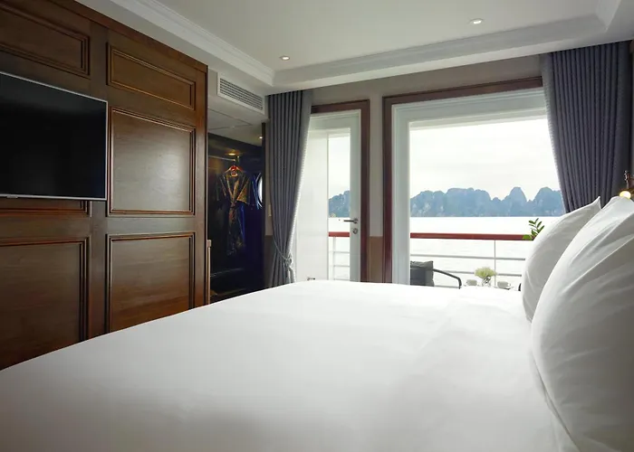 Paradise Grand Cruise - Lan Ha Bay Hạ Long